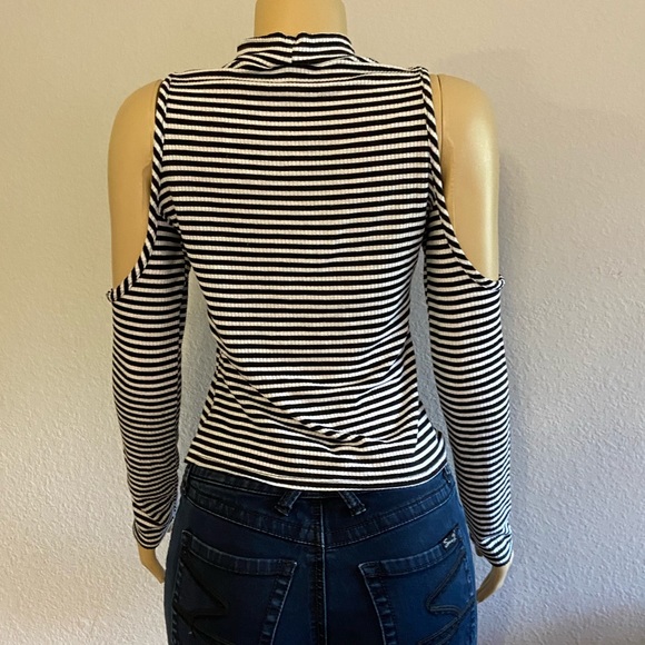 ENOUGH ABOUT ME... off shoulders black and white - Picture 3 of 3